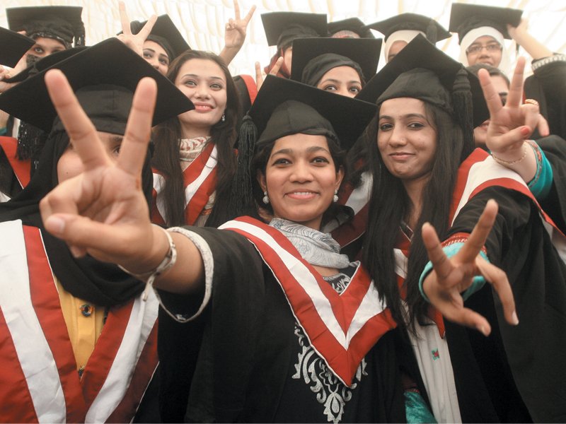 karachi university students pose during the university 039 s 24th convocation where nearly 5 000 students graduated photos athar khan express