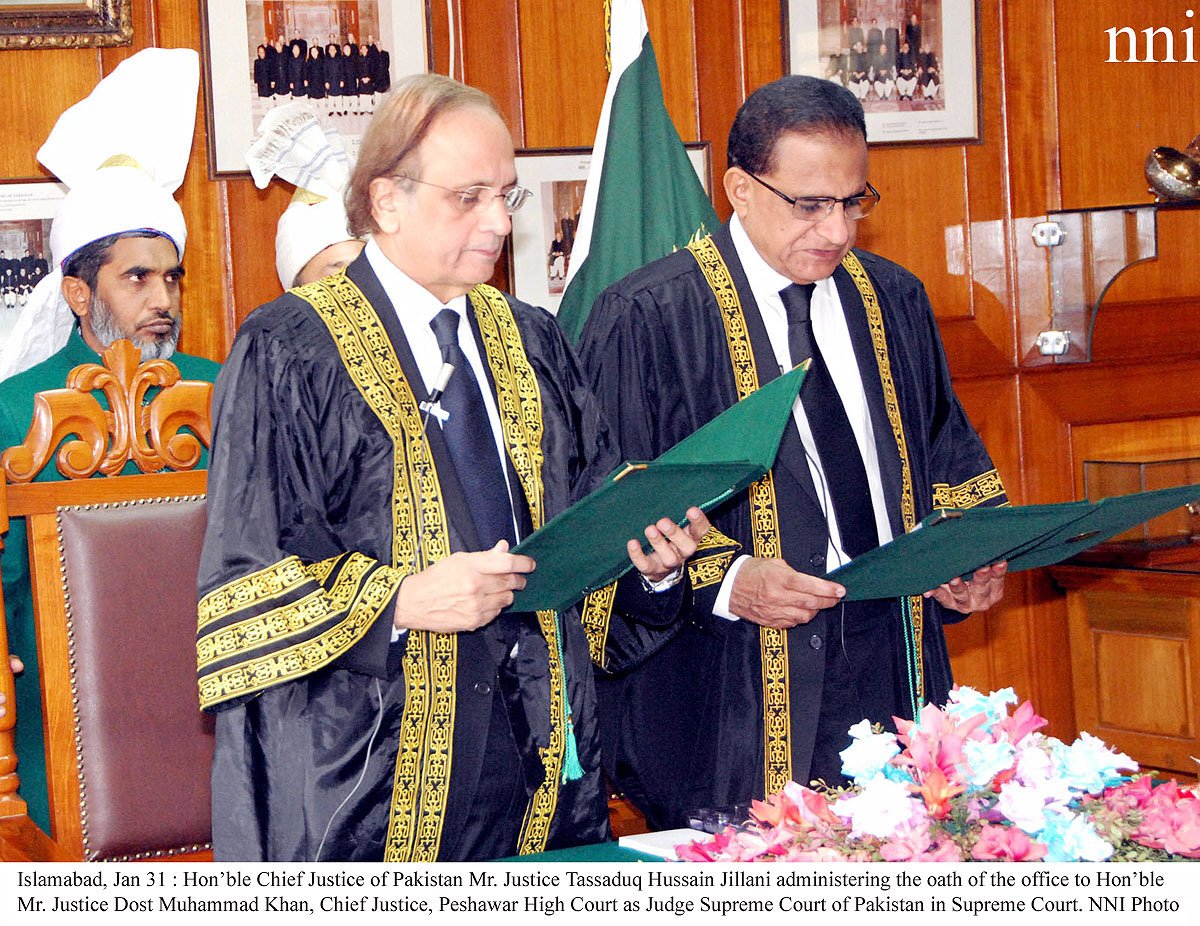 chief justice of pakistan tassaduq hussain jilani l administers the oath to justice dost mohammad khan on friday photo nni