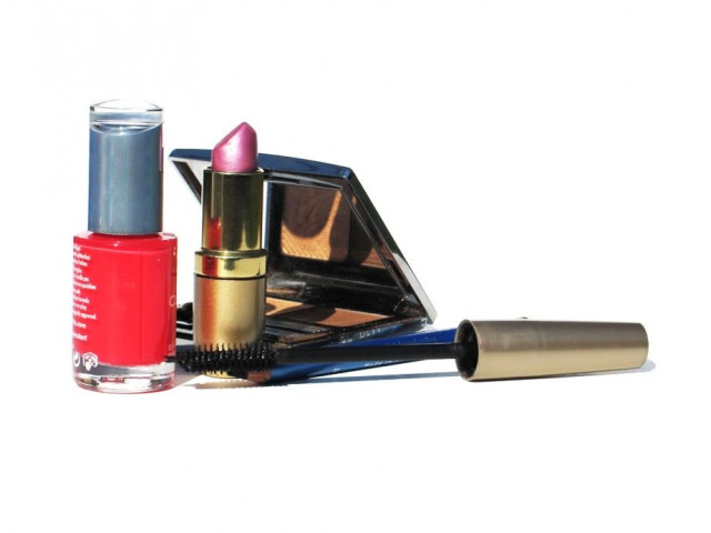 a lot of women apply pressed powder like there s no tomorrow and go overboard with mascara coats photo file a lot of women apply pressed powder like there s no tomorrow and go overboard with mascara coats photo file