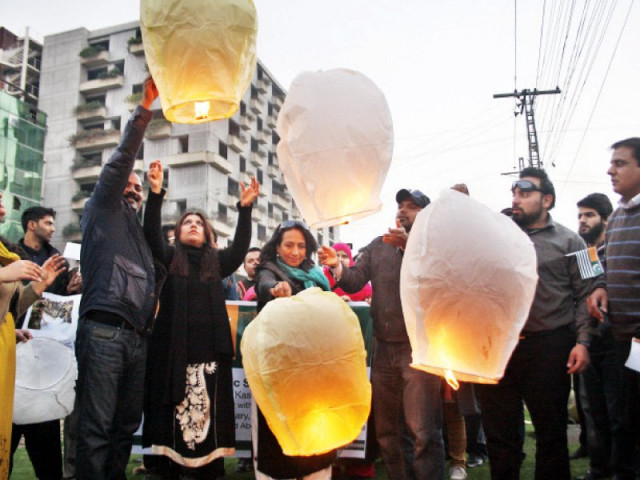 pakistan tehreek i insaaf workers float lanterns into the sky at liberty chowk photo abid nawaz shafiq malik express pakistan tehreek i insaaf workers float lanterns into the sky at liberty chowk photo abid nawaz shafiq malik express