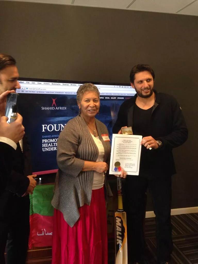 shahid afridi receiving the keys to the city by mayor of port arthur tx photo jafridi10 twitter shahid afridi receiving the keys to the city by mayor of port arthur tx photo jafridi10 twitter