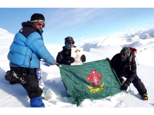 mohsin ali holding the portrait of lord baden powell on top of the mingligh sar peak photo express mohsin ali holding the portrait of lord baden powell on top of the mingligh sar peak photo express