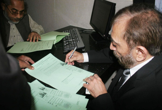 mqm 039 s mna farooq sattar files an application in the sindh high court over the extra judicial abduction torture of fahad aziz photo rashid ajmeri express mqm 039 s mna farooq sattar files an application in the sindh high court over the extra judicial abduction torture of fahad aziz photo rashid ajmeri express