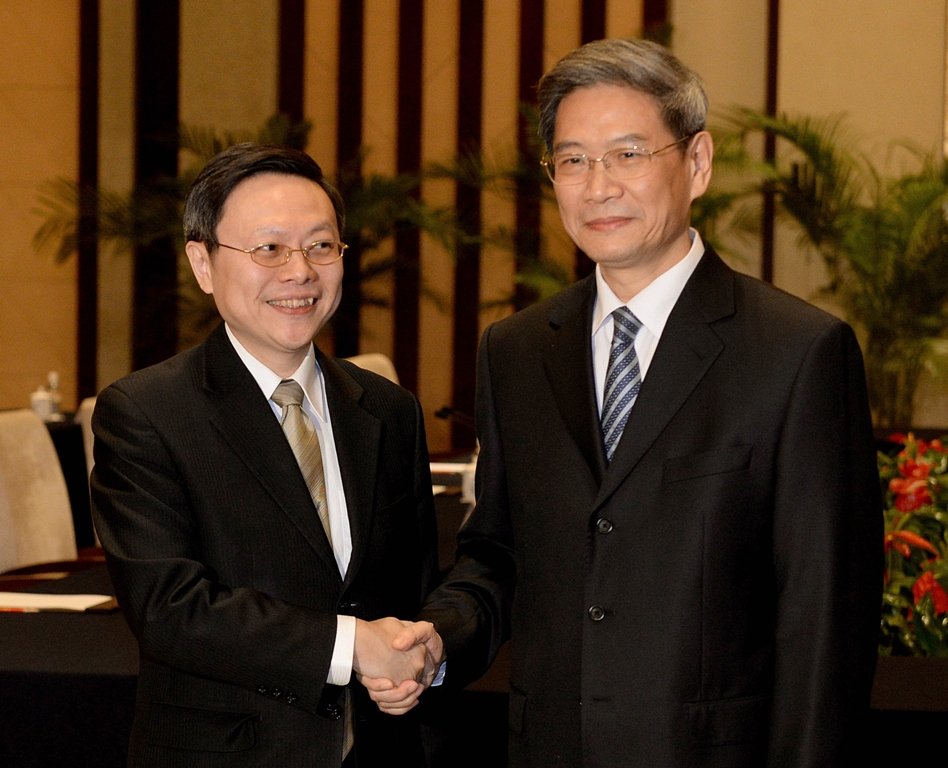 taiwanese official wang yu chi l who is in charge of the islands china policy shakes hands with his chinese counterpart zhang zhijun from the taiwan affairs office r at the start of their meeting in nanjing on february 11 2014 photo afp