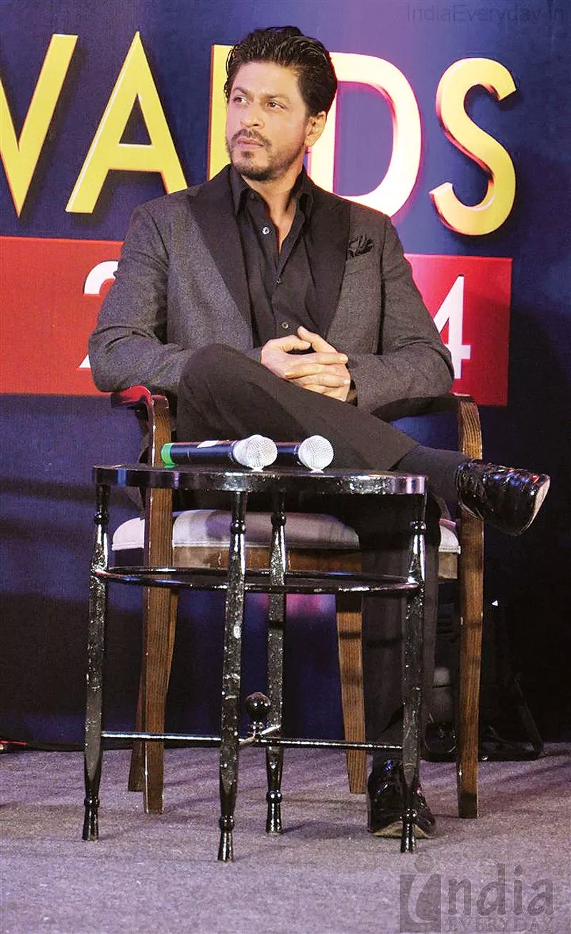 superstar shahrukh khan put up a special performance with some of his co stars at the 14th zee cine awards photo file superstar shahrukh khan put up a special performance with some of his co stars at the 14th zee cine awards photo file