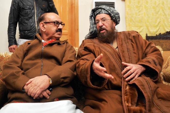 tehreek e taliban pakistan ttp committee member and senior religious party leader maulana sami ul haq r speaks with special assistant to prime minister irfan siddiqui prior to a joint press conference following their meeting at the khyber pakhtunkhwa house in islamabad on february 6 2014 photo afp