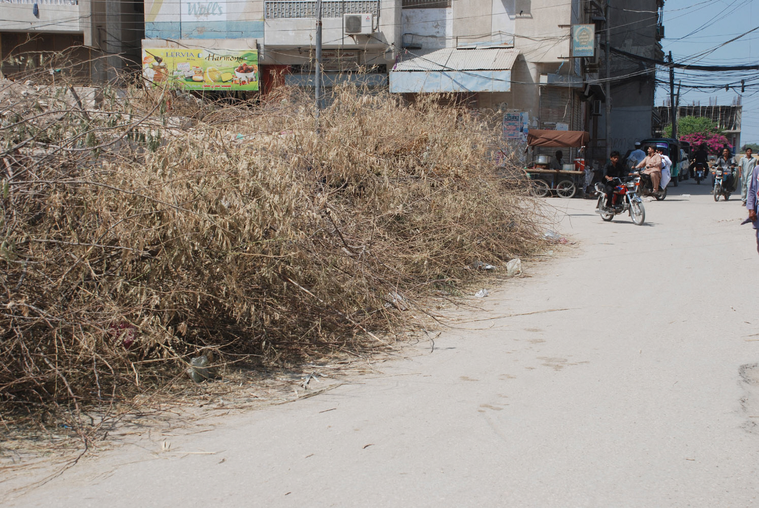 the officers despite reportedly receiving salaries between rs600 000 and rs800 000 a month failed to do their job photo naeem ahmed ghouri express file