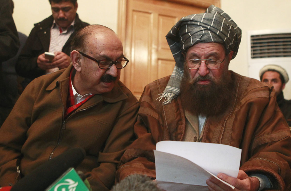 maulana samiul haq seated r one of the taliban intermediary and irfan siddiqui a government negotiator discuss on a joint statement before a news conference in islamabad february 6 2014 photo reuters