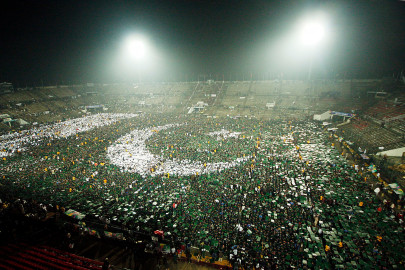 pakistan reclaims record for largest human flag pakistan reclaims record for largest human flag