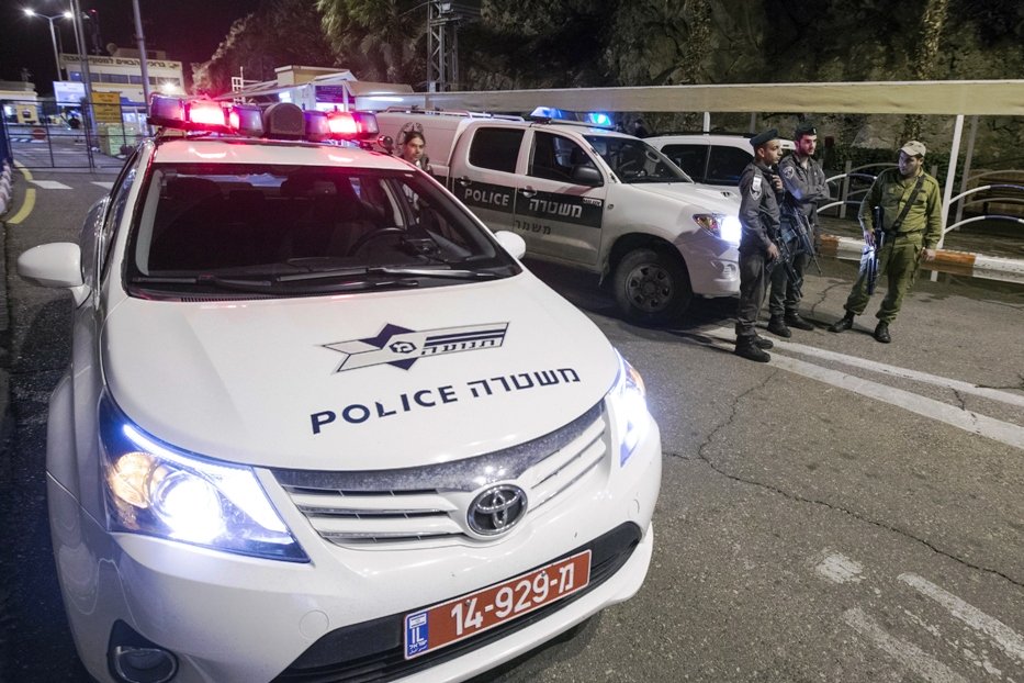 an israeli police car blocks the road on the israeli side of the taba crossing leading into egypt on february 16 2014 after a bomb targeted a tourist bus in egypt 039 s sinai peninsula near the israel border carrying south korean sightseers killing three tourists and the egyptian driver a senior official said photo afp