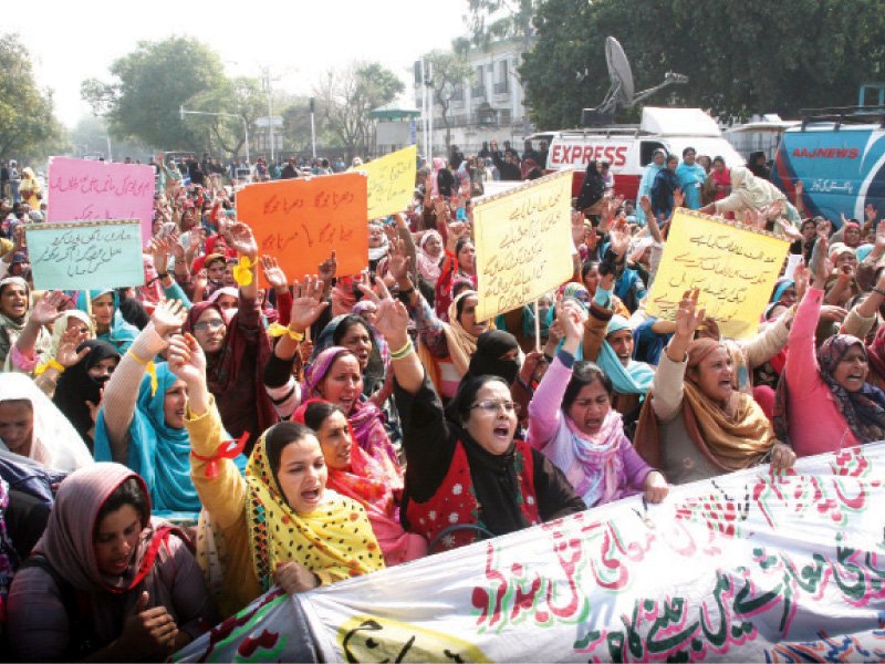 hundreds of lady health workers staged a demonstration on the mall and blocked traffic for hours photo abid nawaz express