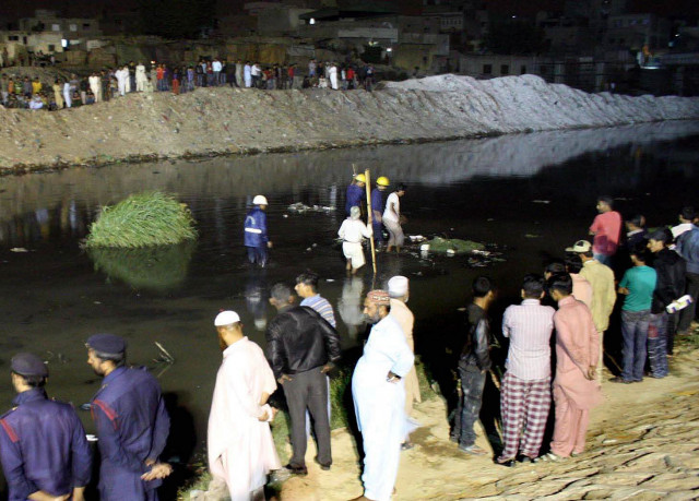 rescue officials attempt to pull the bodies of those involved in the traffic accident on the lyari expressway on wednesday photo mohammad saqib express rescue officials attempt to pull the bodies of those involved in the traffic accident on the lyari expressway on wednesday photo mohammad saqib express