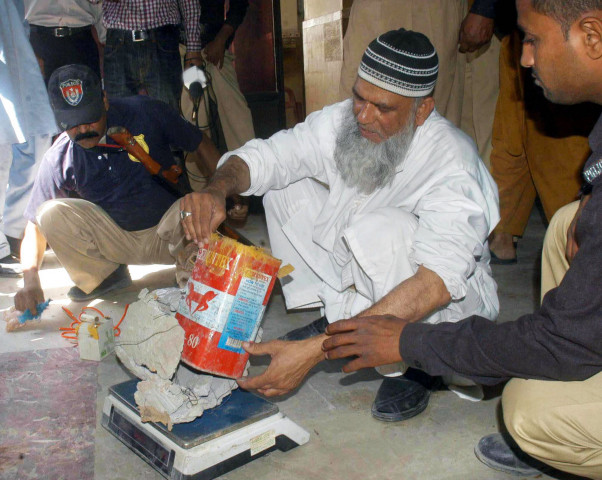 bomb disposal officials quot weigh quot an improvised explosive device found outside a police station in karachi on wednesday photo rashid ajmeri express bomb disposal officials quot weigh quot an improvised explosive device found outside a police station in karachi on wednesday photo rashid ajmeri express