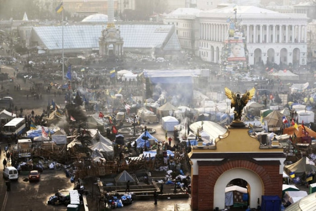an aerial view shows the anti government protesters camp in independence square in central kiev february 21 2014 photo reuters an aerial view shows the anti government protesters camp in independence square in central kiev february 21 2014 photo reuters