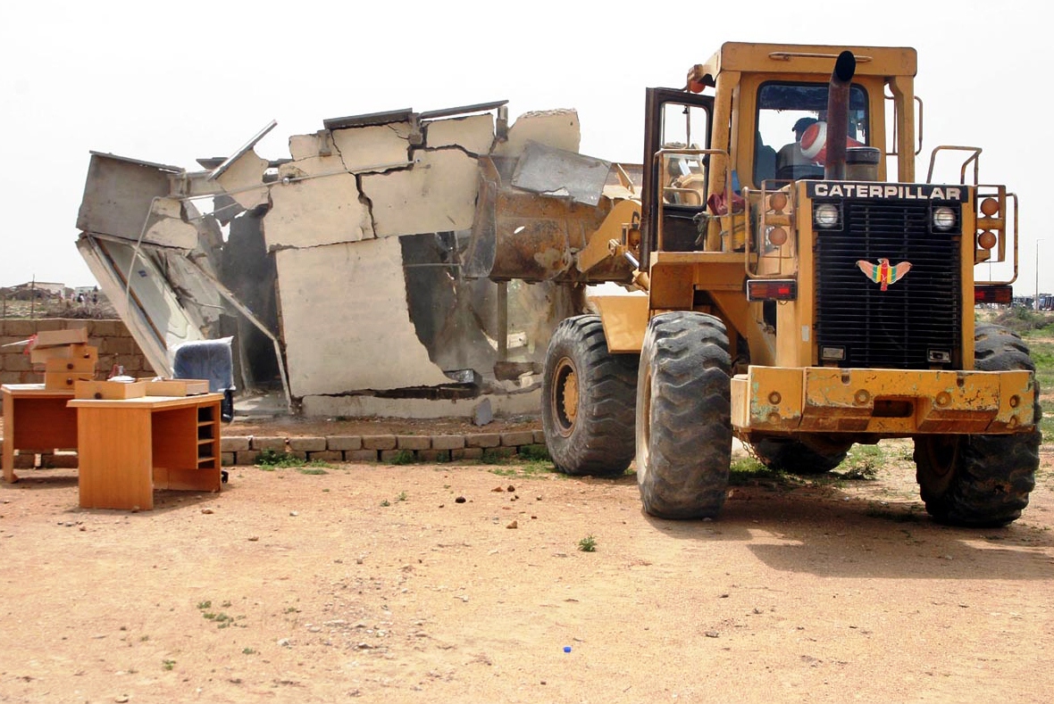photo of a bulldozer demolishing a building photo online