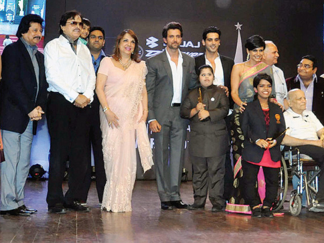 bollywood actor hrithik roshan spent an evening with sussanne roshan s family her father sanjay khan mother zarine khan and brother zayed khan at an award show in mumbai photo file bollywood actor hrithik roshan spent an evening with sussanne roshan s family her father sanjay khan mother zarine khan and brother zayed khan at an award show in mumbai photo file
