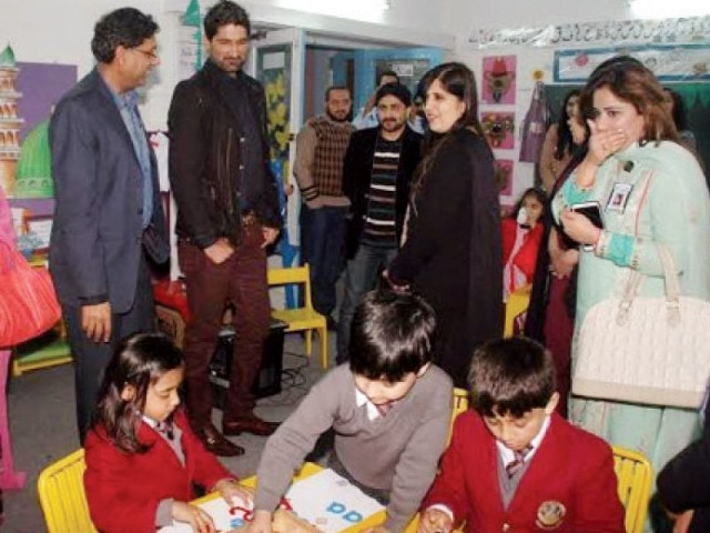 cricketer sohail tanveer watches students colouring photo express cricketer sohail tanveer watches students colouring photo express