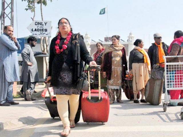 yatrees enter pakistan via wagah border photo shafiq malik express yatrees enter pakistan via wagah border photo shafiq malik express