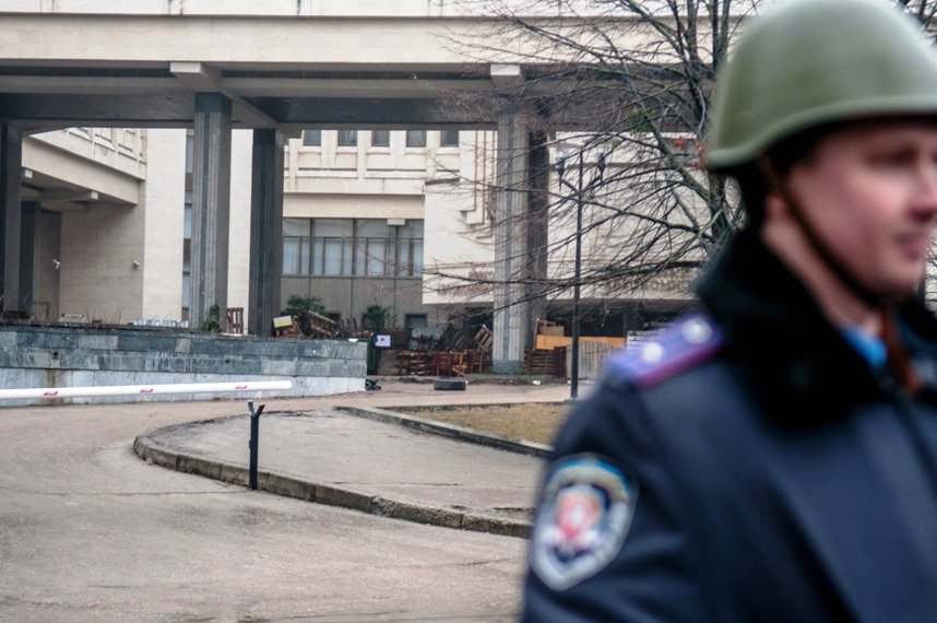 a police officer stands guard in front of the crimean parliament building in simferopol on february 27 2014 photo afp