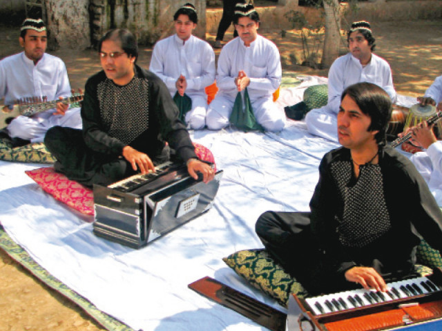 the qawwals wore white shalwar kameez and green caps while karan himself wore a traditional black pukhtun dress as they performed the famous poem of rahman ka me sok pa amerai shmeri ameer yam ka me sok pa gharibai shmeri gharib yam photo baseer qalandar express