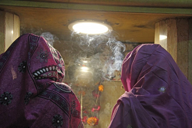 two hindu women offer prayers to lord shiva at the swami narayan mandir on thursday on the occasion of maha shivratri photo ayesha mir express two hindu women offer prayers to lord shiva at the swami narayan mandir on thursday on the occasion of maha shivratri photo ayesha mir express