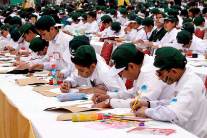 another record broken biggest art class held in lahore