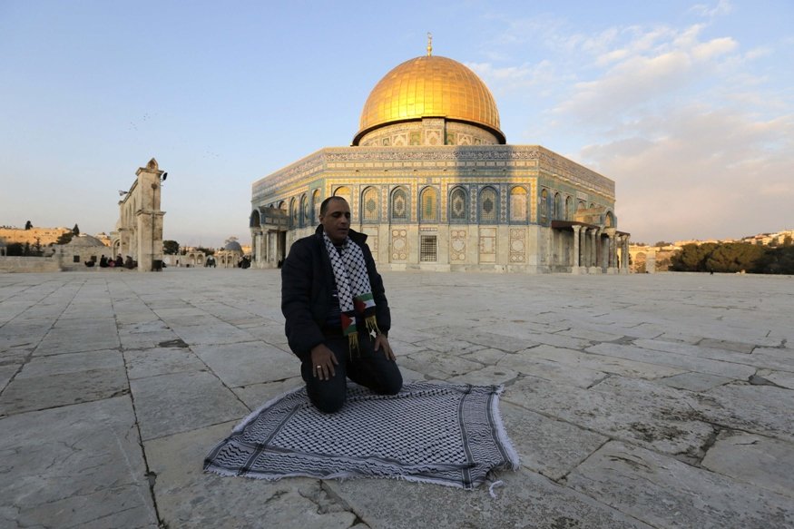 a man prays outside al aqsa mosque not visible in the picture after he was released from an israeli prison in jerusalem 039 s old city december 31 2013 photo reuters