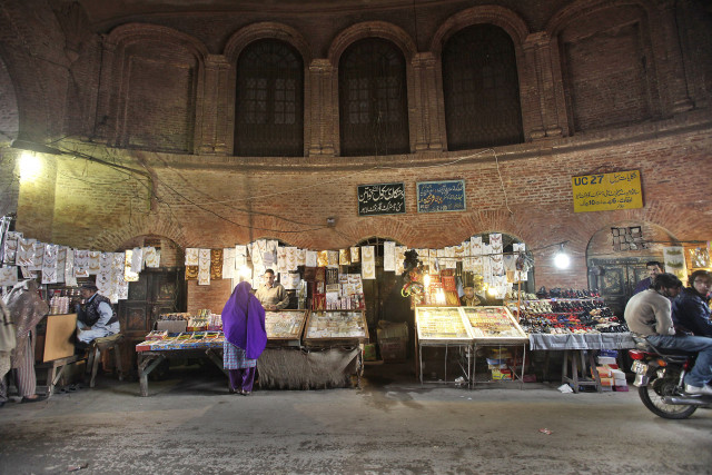 vendors established encroachments in front of historical lahori gate in lahore photo shafiq malik vendors established encroachments in front of historical lahori gate in lahore photo shafiq malik