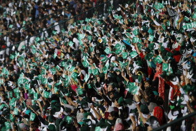 pakistanis break world record of most number of people waving flags pakistanis break world record of most number of people waving flags
