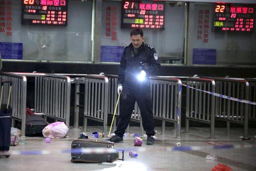 a chinese police investigator inspects the scene of an attack at the railway station in kunming southwest china 039 s yunnan province on march 2 2014 photo afp