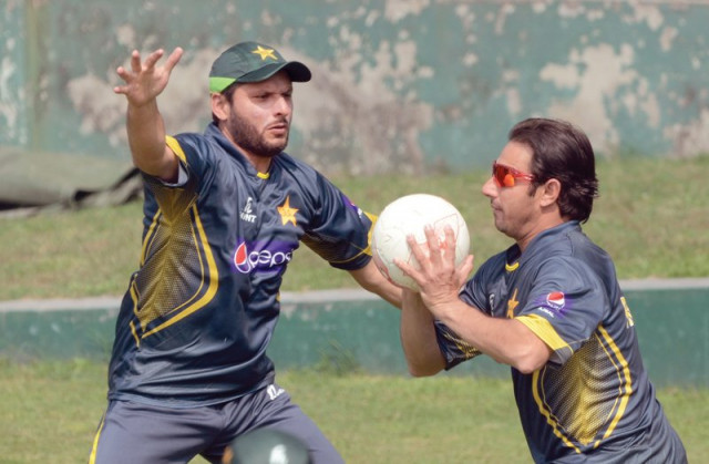 shahid afridi and saeed ajmal are set to play crucial roles on the wearing mirpur pitch in pakistan s match against the hosts photo afp shahid afridi and saeed ajmal are set to play crucial roles on the wearing mirpur pitch in pakistan s match against the hosts photo afp