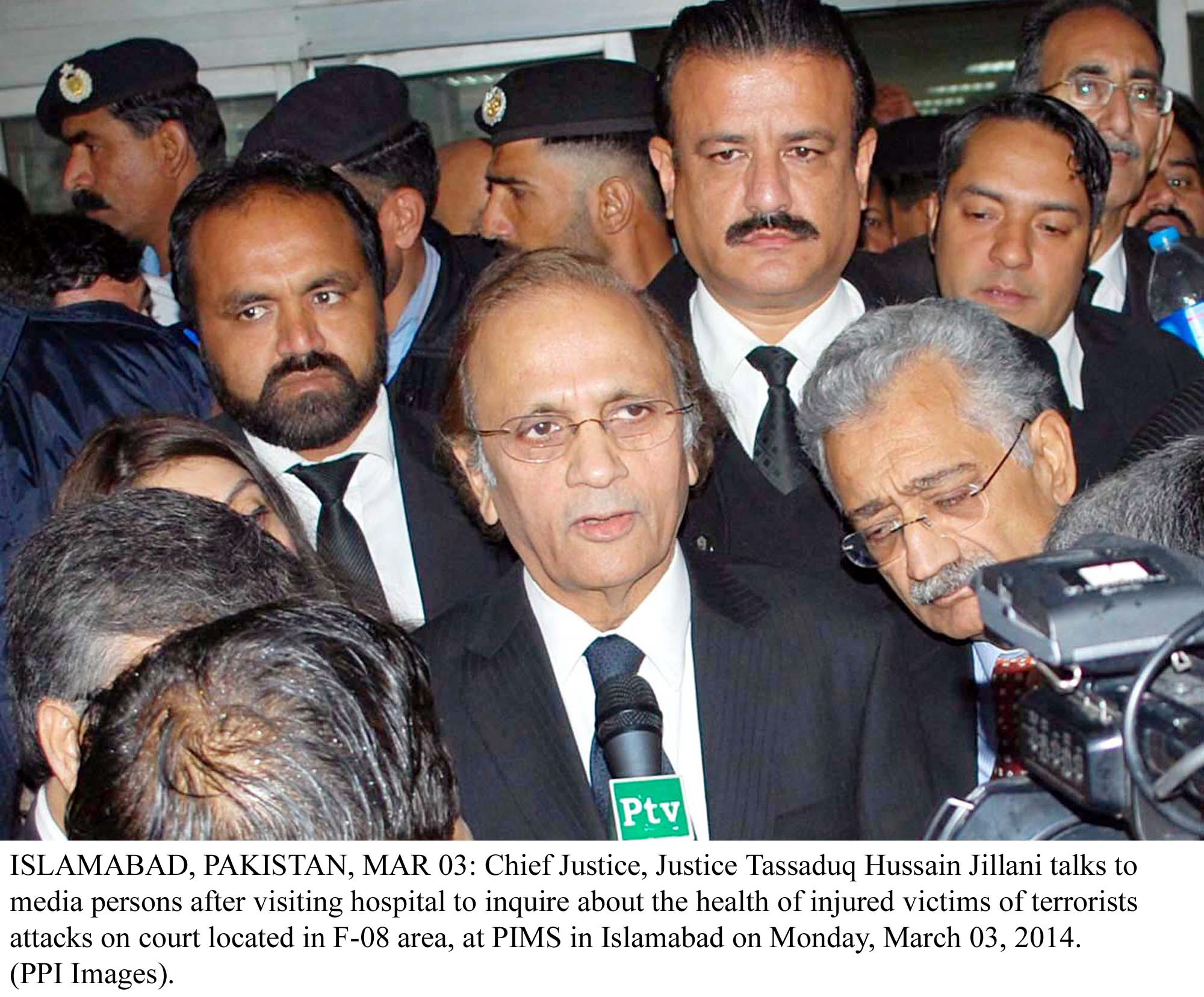 chief justice of pakistan tassaduq hussain jillani talking to after inquiring the health of people injured in the attack on district court in islamabad on monday march 3 2014 photo ppi