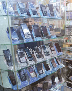 preteen boys rob mobile phone shop