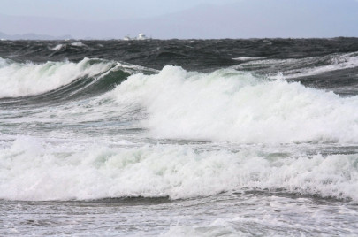 australia rescues 13 shipwrecked iranians off pakistan