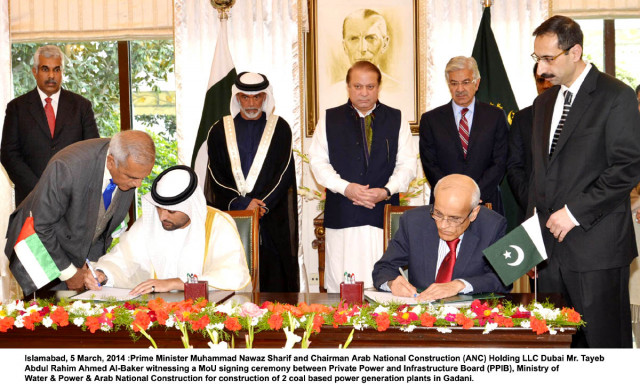 ppib md na zuberi signs the mou with vice chairman and ceo of anc faris tayeb abdul rahim al baker while the prime minister and minister for water and power watches photo pid