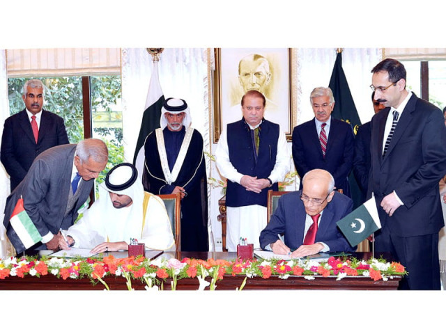 prime minister nawaz sahrif and arab national holding chairman tayeb abdul rahim ahmed al baker witness signing of power plants construction agreement photo app prime minister nawaz sahrif and arab national holding chairman tayeb abdul rahim ahmed al baker witness signing of power plants construction agreement photo app