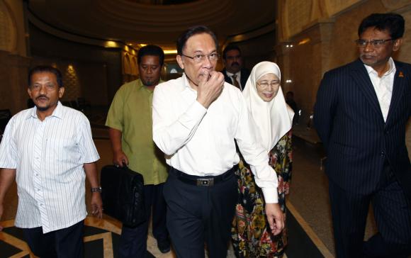 malaysian opposition leader anwar ibrahim c and his wife wan azizah arrive at a court house in putrajaya march 7 2014 photo reuters