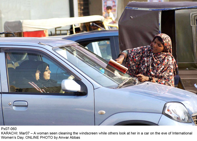 two women in a car watch as another woman wipes their windshield in karachi on friday photo online two women in a car watch as another woman wipes their windshield in karachi on friday photo online