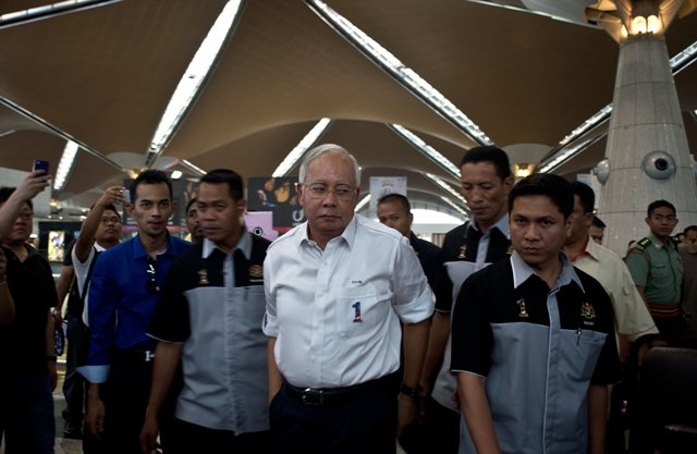 malaysian prime minister najib razak c arrives to meet family members of missing passengers at the reception centre at kuala lumpur international airport on march 8 2014 photo afp