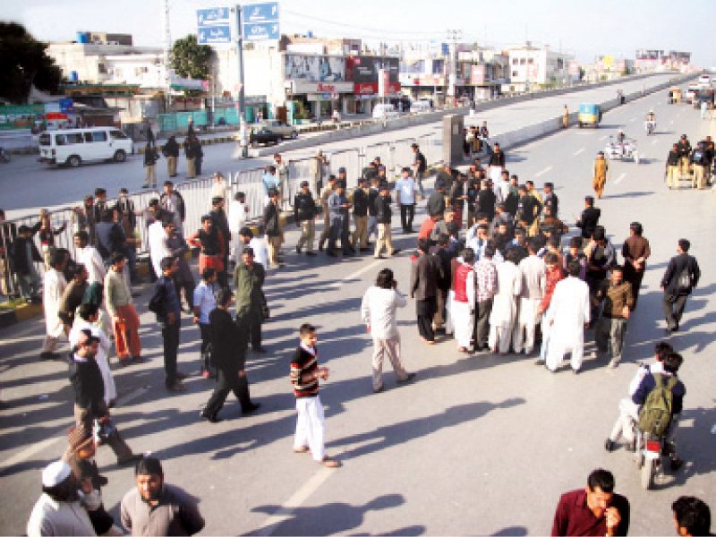 relatives of the victim blocked benazir bhutto road after he was pronounced dead photo online