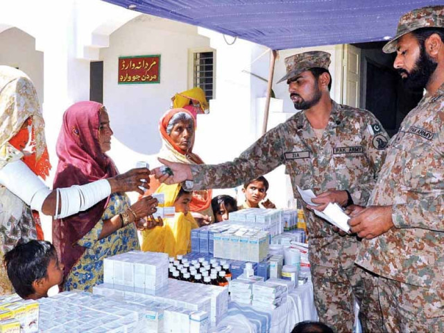 army personnel distributing free medicines at a camp in thar photo app army personnel distributing free medicines at a camp in thar photo app