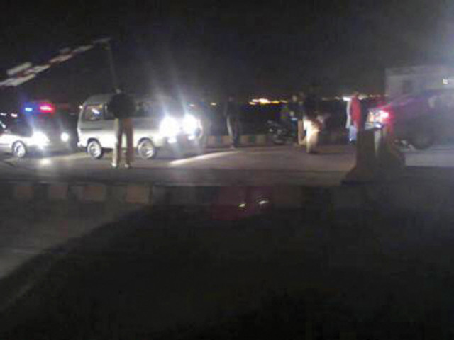boat basin and darakshan police carry out snap checking at a checkpost leading to do darya on saturday night photo express boat basin and darakshan police carry out snap checking at a checkpost leading to do darya on saturday night photo express