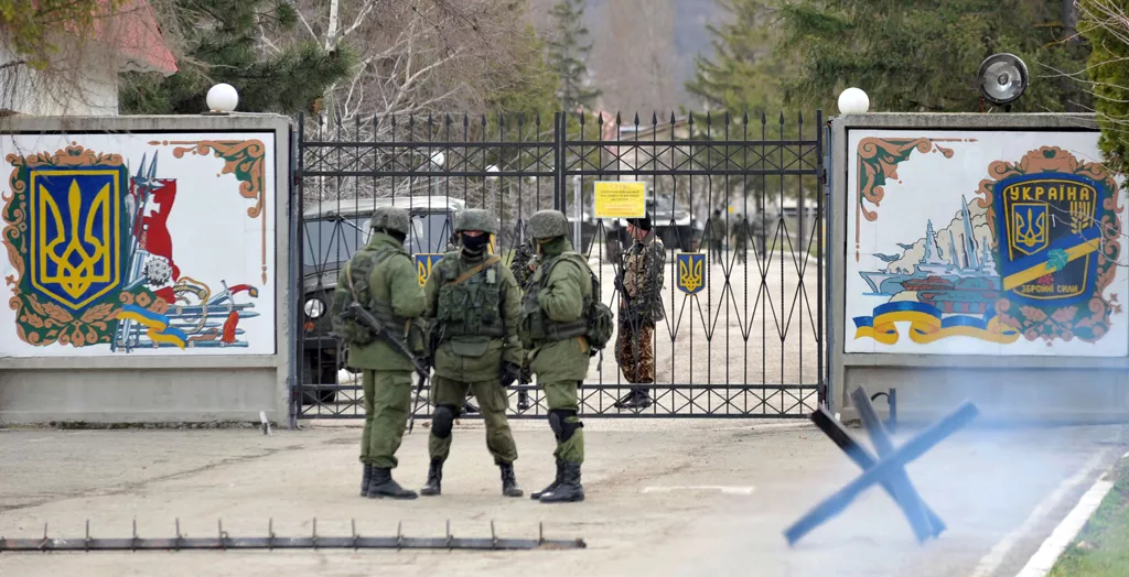ukrainian soldiers r stand guard inside their base blocked by russian troops in perevalnoye near simferopol on march 6 2014 photo afp ukrainian soldiers r stand guard inside their base blocked by russian troops in perevalnoye near simferopol on march 6 2014 photo afp
