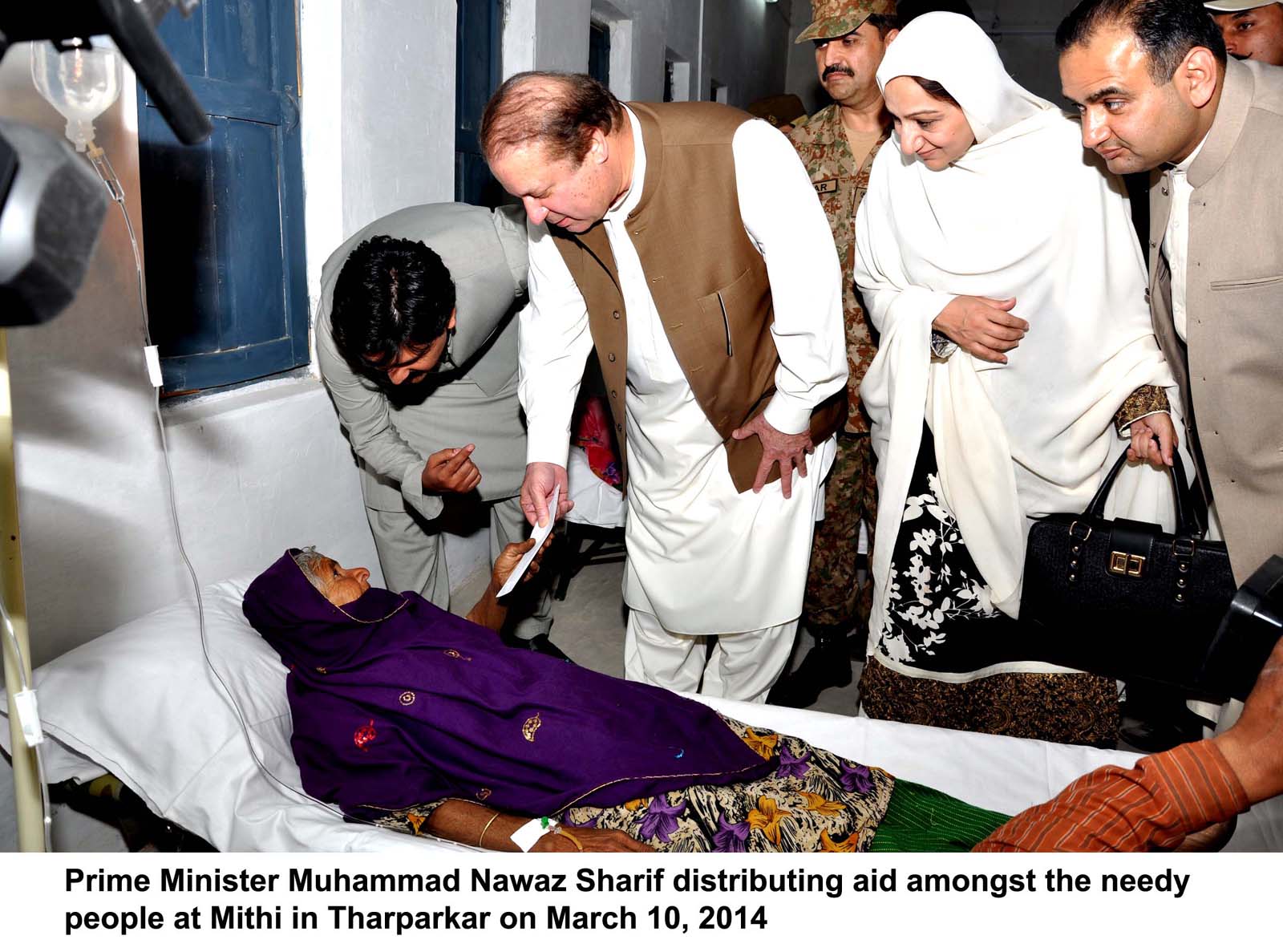 prime minister nawaz sharif distributing aid among the needy in mithi on march 10 2014 photo pid