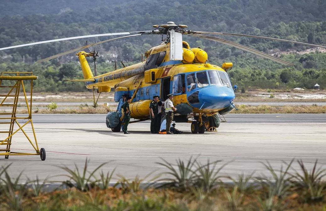 vietnamese military personnel prepare a helicopter for a search and rescue mission for the missing malaysia airlines photo afp vietnamese military personnel prepare a helicopter for a search and rescue mission for the missing malaysia airlines photo afp