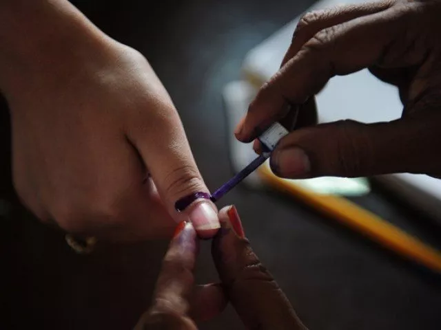 a pakistani election presiding officer marks a voter 039 s thumb with indelible ink during the re poll of voters in the constituency known as na 250 in karachi on may 19 2013 photo afp a pakistani election presiding officer marks a voter 039 s thumb with indelible ink during the re poll of voters in the constituency known as na 250 in karachi on may 19 2013 photo afp