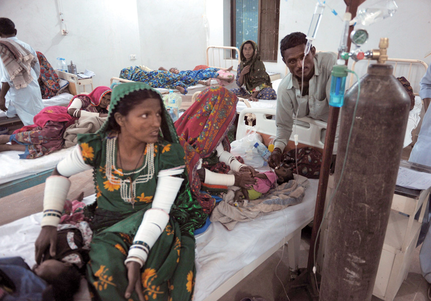 families tend to their sick children at a hospital in mithi as more and more lives are lost each day in tharparkar photo afp