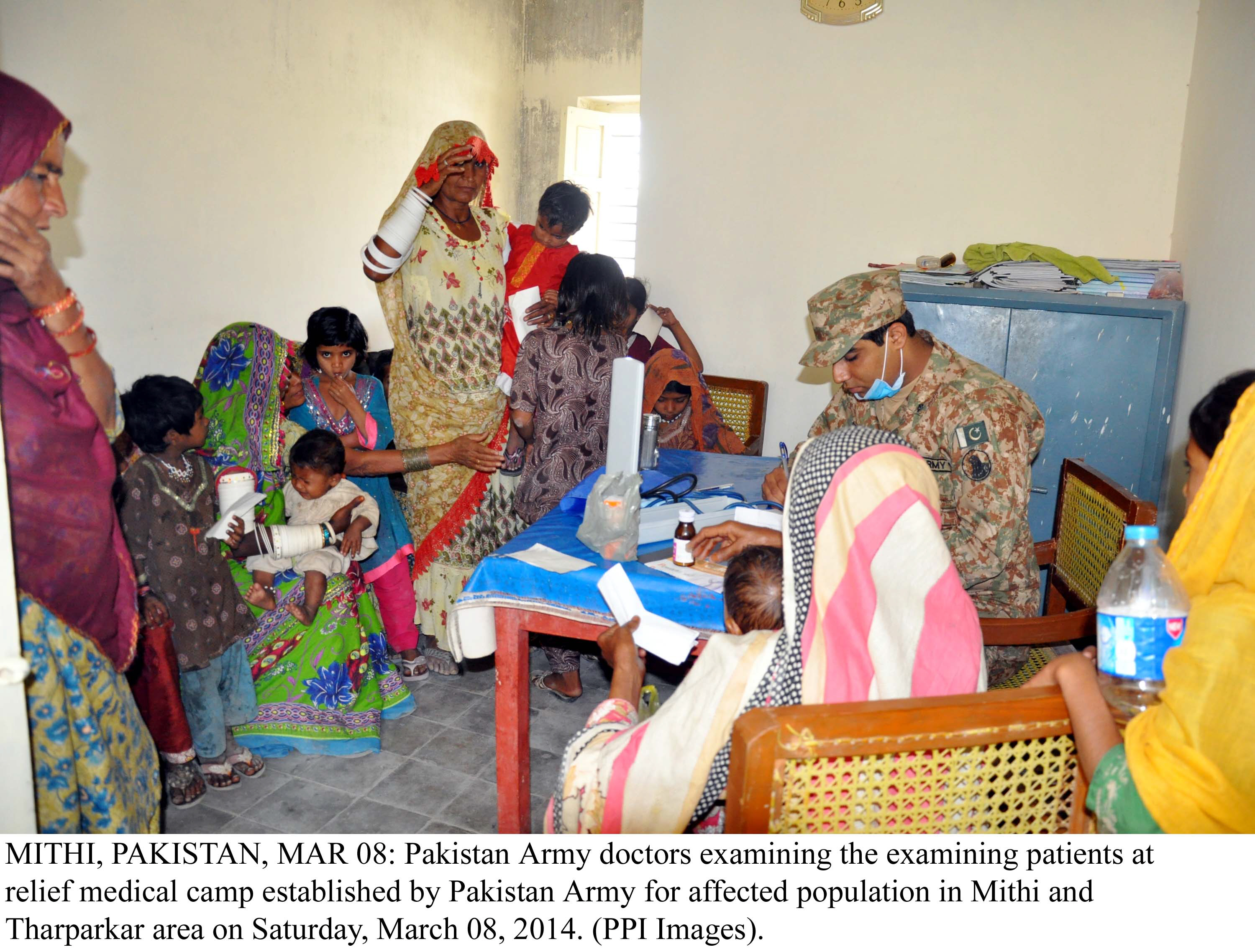 a pakistan army doctor tends to residents of tharparkar who were affected by the drought and famine photo ppi