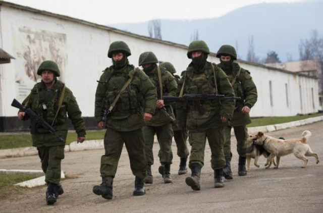 armed men believed to be russian servicemen march outside an ukrainian military base in the village of perevalnoye near the crimean city of simferopol march 12 2014 photo reuters armed men believed to be russian servicemen march outside an ukrainian military base in the village of perevalnoye near the crimean city of simferopol march 12 2014 photo reuters