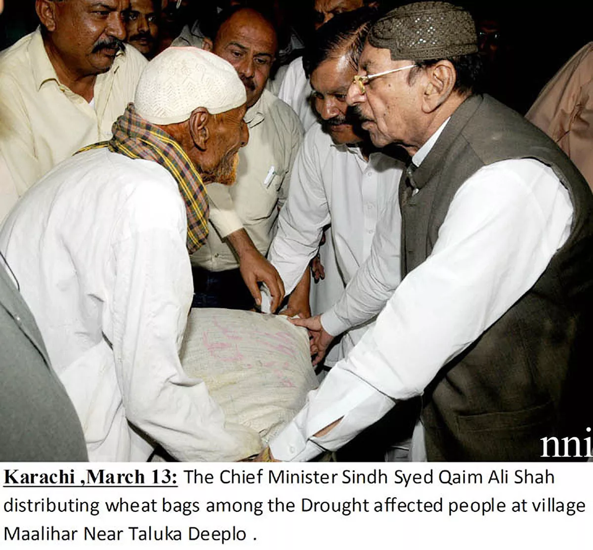 octogenarian sindh chief minister qaim ali shah hands relief goods to people near deeplo photo nni octogenarian sindh chief minister qaim ali shah hands relief goods to people near deeplo photo nni